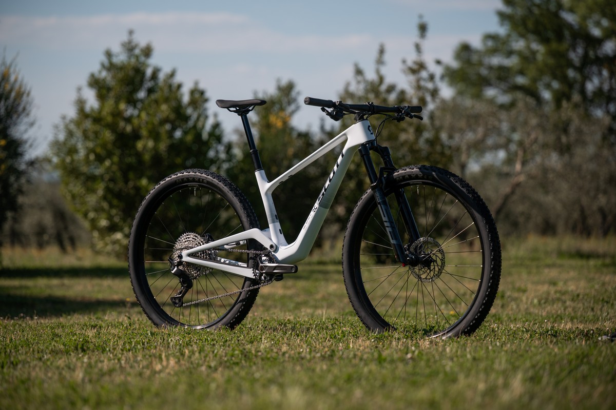 Cenovno najbolj dostopno XC gorsko kolo Scott SPARK RC 2027